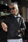 Rihanna con un curioso gorro de lluvia transparente con orejitas