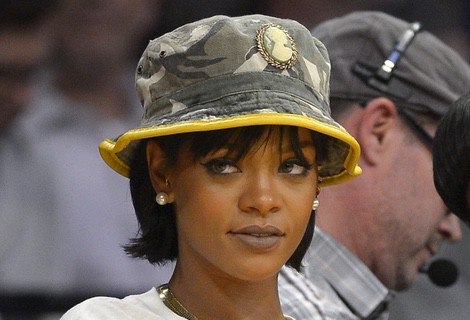 Rihanna luce un gorro de pescador con estampado de camuflaje
