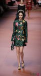 Vestido con bordados en negro y detalles de colores de Dolce & Gabbana en Milán Fashion Week