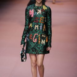 Vestido con bordados en negro y detalles de colores de Dolce & Gabbana en Milán Fashion Week