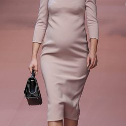 Bianca Balti con vestido en nude de Dolce & Gabbana en Milán Fashion Week