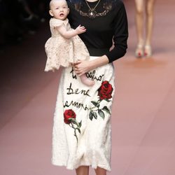 Jersey azul marino y falda blanca de Dolce & Gabbana en Milán Fashion Week