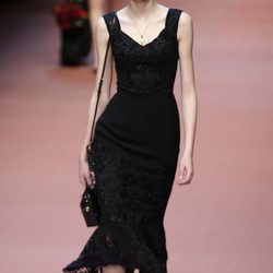 Vestido negro de encaje y falda de vuelo de Dolce & Gabbana en Milán Fashion Week