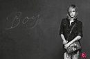 Alice Dellal posando para Chanel en su campaña '3 Chicas, 3 Bolsos'