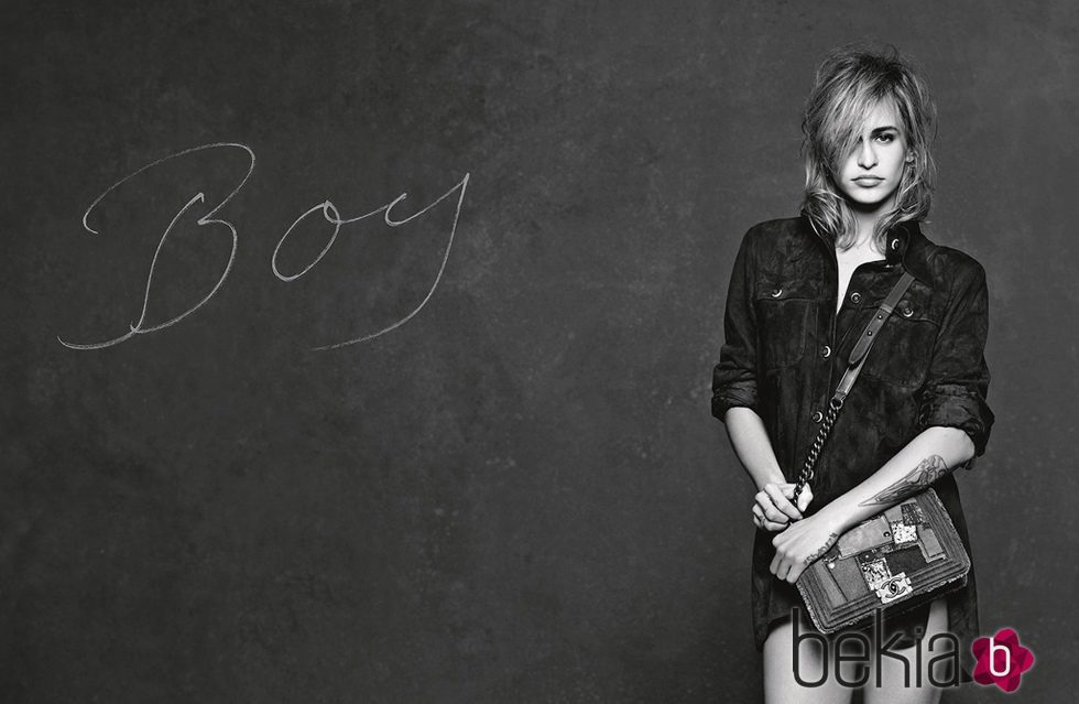 Alice Dellal posando para Chanel en su campaña '3 Chicas, 3 Bolsos'