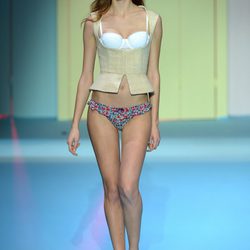 Sujetador blanco y braga de flores de Etam en la antesala de la pasarela Paris Fashion Week 2015