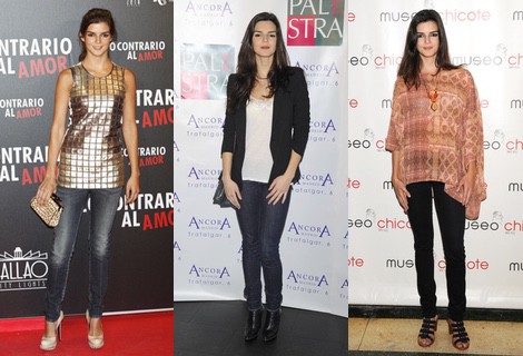Clara Lago con vaqueros, blazer en negro y camiseta blanca