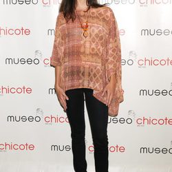 Clara Lago con unos vaqueros y una camiseta 'boho' en una fiesta del Museo Chicote