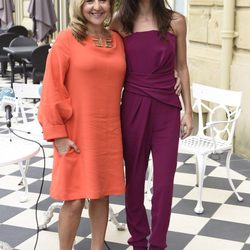 Clara Lago con un jumpsuit color burdeos posando con Carmen Machi