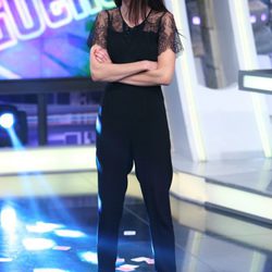 Clara Lago con un jumpsuit negro con transparencias en 'El Hormiguero'