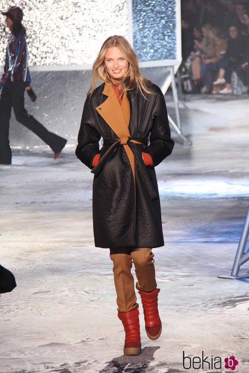 Abrigo negro con solapa camel de H&M en Paris Fashion Show otoño/invierno 2015/2016