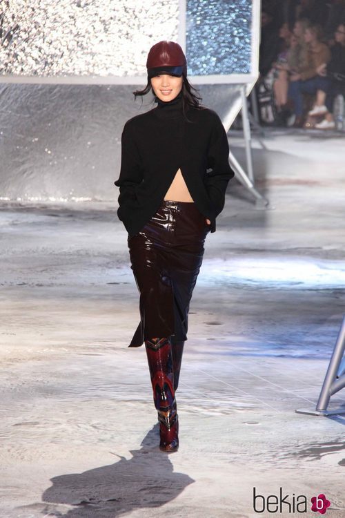 Falda plastificada de H&M en Paris Fashion Show otoño/invierno 2015/2016