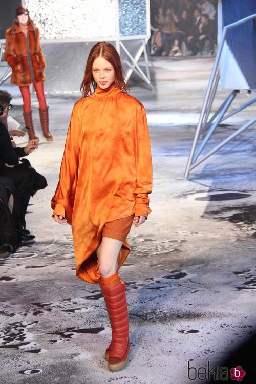 Vestido naranja de H&M en Paris Fashion Show otoño/invierno 2015/2016
