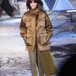 Chaqueta de caqui de H&M en Paris Fashion Show otoño/invierno 2015/2016