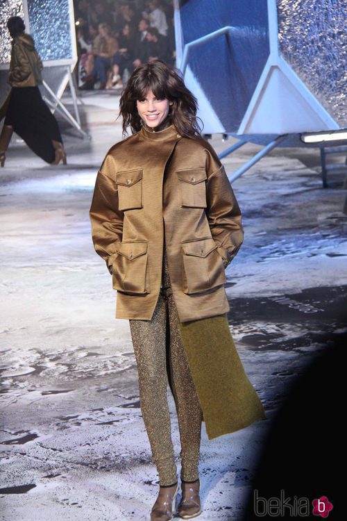 Chaqueta de caqui de H&M en Paris Fashion Show otoño/invierno 2015/2016
