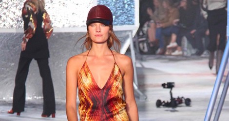 Vestido de colores solares de H&M en Paris Fashion Show otoño/invierno 2015/2016