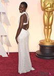 Lupita Nyong'o mostrando la parte trasera de su Calvin Klein en los Oscar 2015