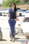 Adriana Ugarte con vaqueros y camiseta azul marino