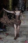 Vestido de corset y cola de la colección otoño/invierno 2015 de Vivienne Westwood
