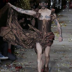 Vestido de corset y cola de la colección otoño/invierno 2015 de Vivienne Westwood