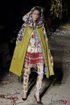 Look con estampados, flecos y motivos étnicos de la colección otoño/invierno 2015 de Vivienne Westwood
