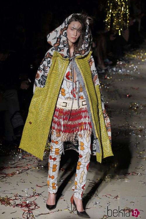 Look con estampados, flecos y motivos étnicos de la colección otoño/invierno 2015 de Vivienne Westwood