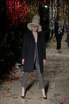 Pantalón gris y abrigo azul marino de la colección otoño/invierno 2015 de Vivienne Westwood