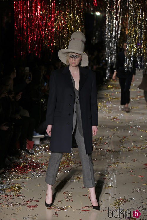 Pantalón gris y abrigo azul marino de la colección otoño/invierno 2015 de Vivienne Westwood