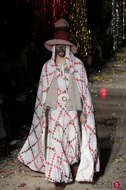 Vestido y capa con motivos étnicos de la colección otoño/invierno 2015 de Vivienne Westwood