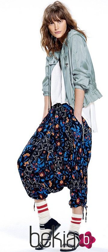 Catherine McNeil con unos pantalones 'baggy' y una chaqueta azul de la nueva colección de Free People