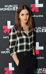 Emma Watson con una camisa de cuadros