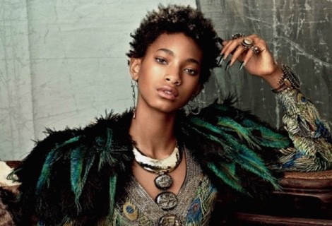 Willow Smith posando con un look étnico de la colección primavera 2015 de CR Fashion Book