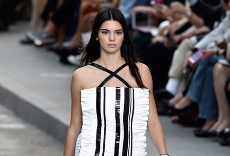Kendall Jenner con un vestido de Chanel en la Semana de la Moda de París primavera/veramo 2015