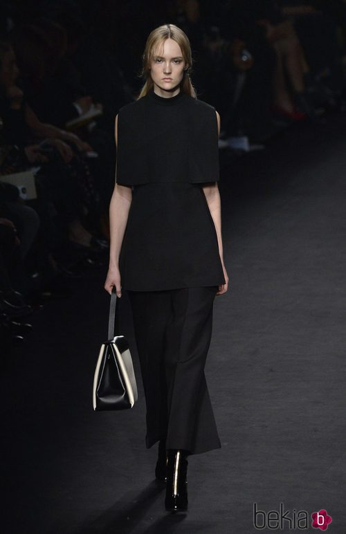 Vestido negro de la colección otoño/invierno 2015 de Valentino en Paris Fashion Week