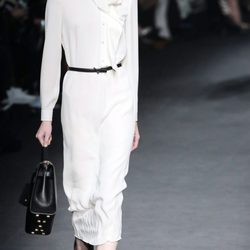 Vestido blanco de la colección otoño/invierno 2015 de Valentino en Paris Fashion Week