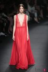 Vestido rojo de la colección otoño/invierno 2015 de Valentino en Paris Fashion Week