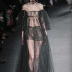 Vestido negro transparente de la colección otoño/invierno 2015 de Valentino en Paris Fashion Week