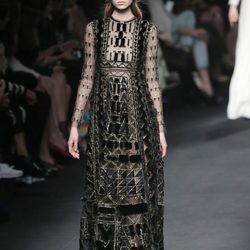 Vestido negro con terciopelo de la colección otoño/invierno 2015 de Valentino en Paris Fashion Week
