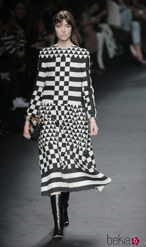 Vestido de cuadros de la colección otoño/invierno 2015 de Valentino en Paris Fashion Week