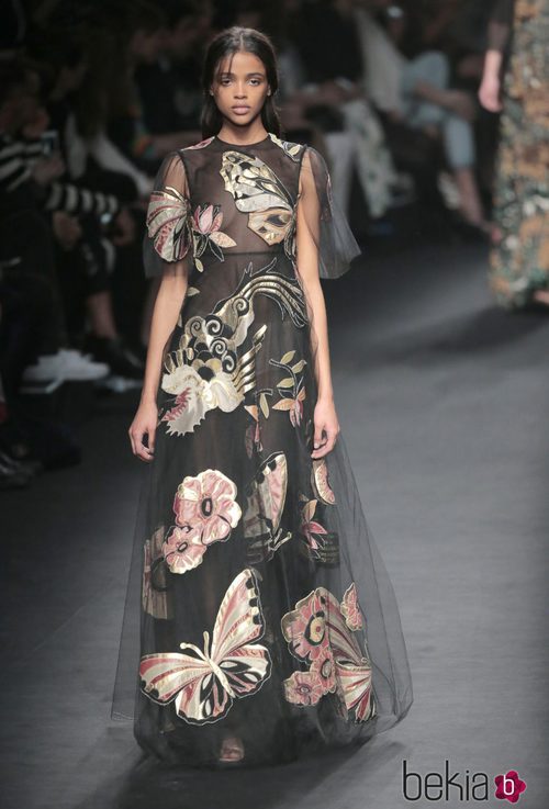 Vestido con estampado de la naturaleza de la colección otoño/invierno 2015 de Valentino en Paris Fashion Week