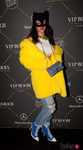 Rihanna disfrazada de gata y con un abrigo amarillo pollo