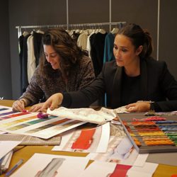 Vicky Martín Berrocal eligiendo los colores de la colección 'V in V' de Violeta by Mango
