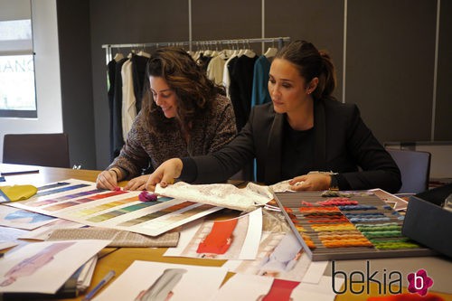Vicky Martín Berrocal eligiendo los colores de la colección 'V in V' de Violeta by Mango