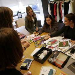 Vicky Martín Berrocal trabajando en su colección 'V in V' de Violeta by Mango