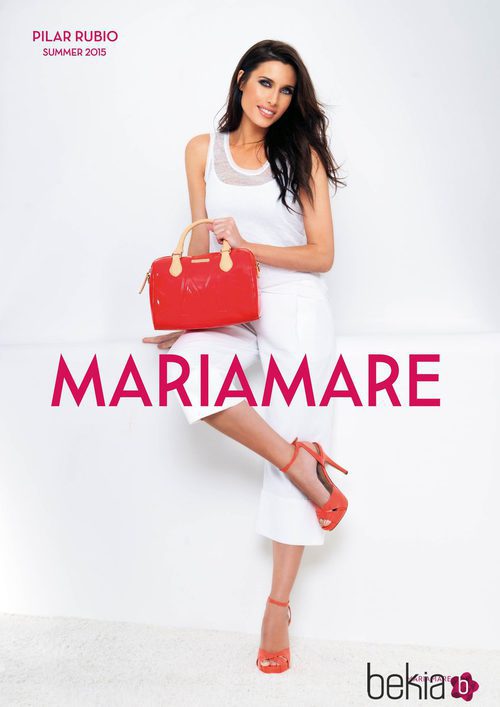 Pilar Rubio con sandalias naranjas de tacón de la colección primavera/verano 2015 de Maria Mare