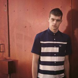 Camisa azul con líneas blancas de la colección primavera/verano 2015 Men's Authentic Collection de Fred Perry