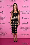 Alessandra Ambrosio con un vestido Balmain de la colección primavera/verano 2015