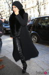 Kim Kardashian llegando a París con pantalón de cuero, abrigo negro y gorro de lana