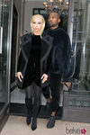 Kim Kardashian vestida de terciopelo en la Paris Fashion Week