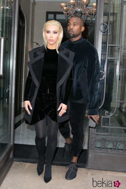 Kim Kardashian vestida de terciopelo en la Paris Fashion Week